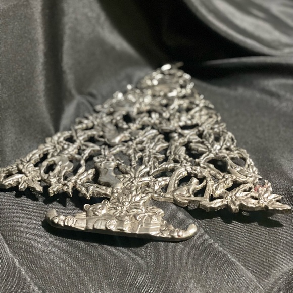 Vintage Christmas Tree metal trivet, hot plate, wall hanging - Picture 4 of 13